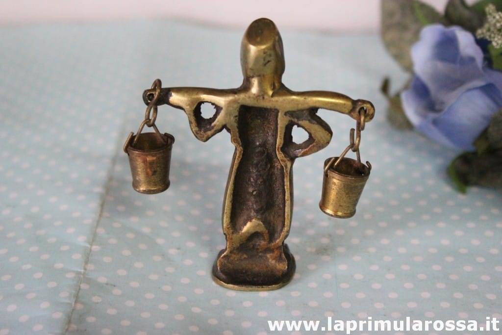VECCHIO ACQUAIOLO IN OTTONE H CM 7,5  SCULTURA DI CONTADINO CON SECCHI Categoria  Sculture e Miniature