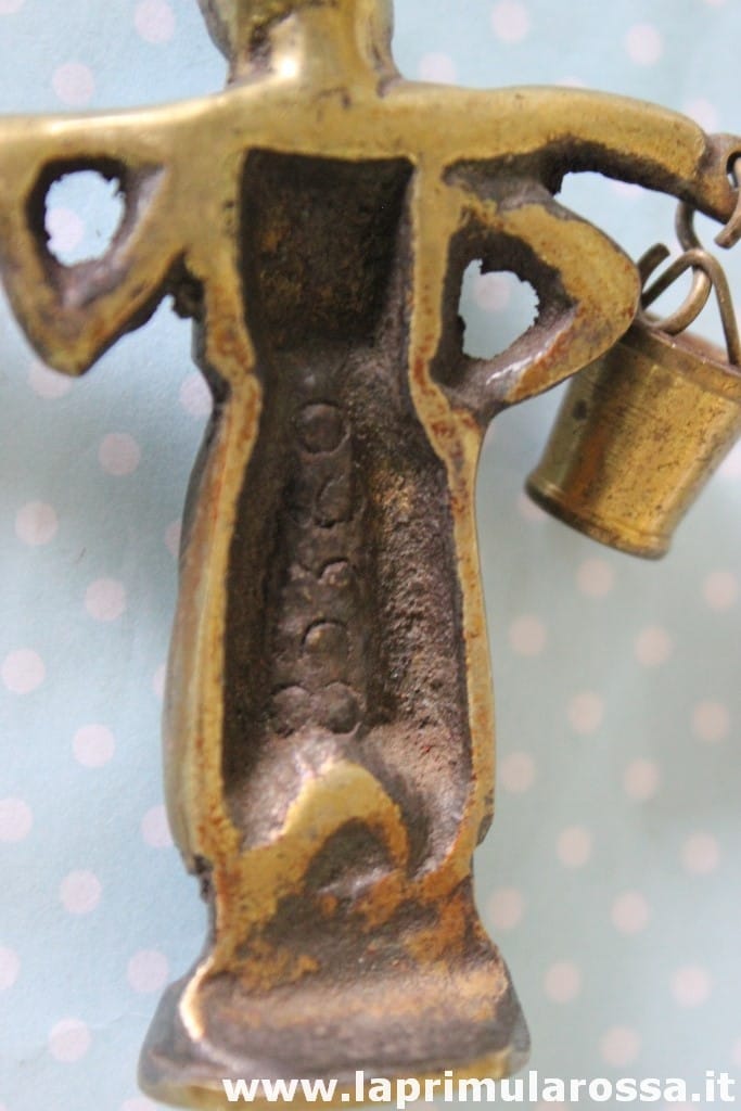 VECCHIO ACQUAIOLO IN OTTONE H CM 7,5  SCULTURA DI CONTADINO CON SECCHI Categoria  Sculture e Miniature