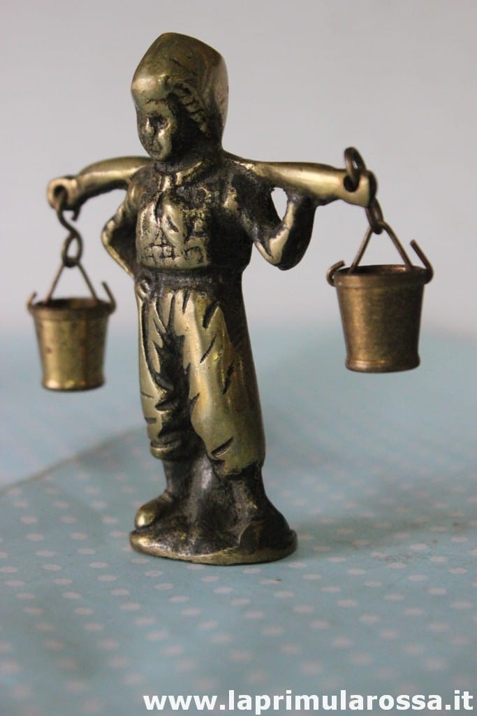 VECCHIO ACQUAIOLO IN OTTONE H CM 7,5  SCULTURA DI CONTADINO CON SECCHI Categoria  Sculture e Miniature