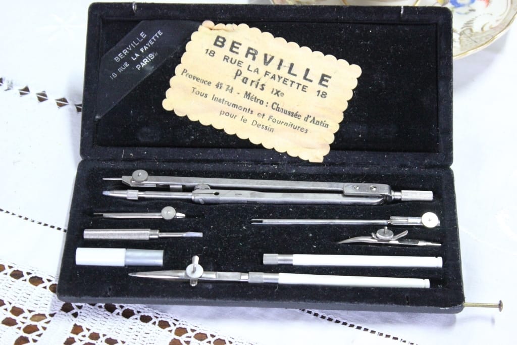 VECCHIO ASTUCCIO COMPASSI FRANCESI BERVILLE PARIS STRUMENTI DA DISEGNO VINTAGE Categoria  Attrezzi e Strumenti