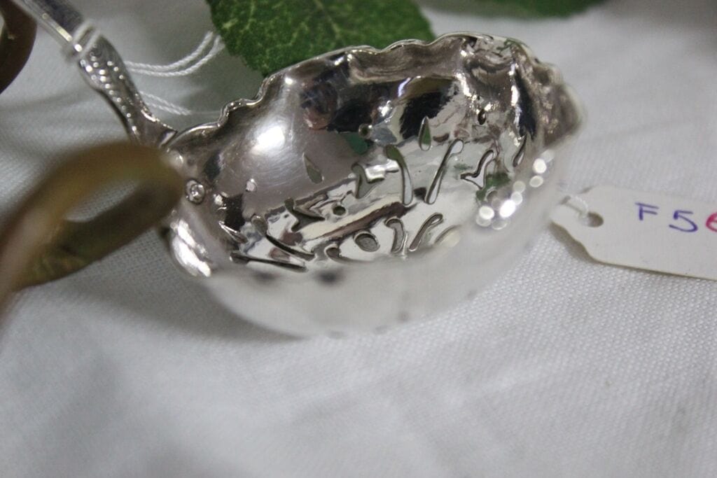 VECCHIO COLINO IN SILVER PLATED / POSATA INGLESE / VINTAGE SUGAR SIFTER SPOON Categoria  Sheffield & Argento