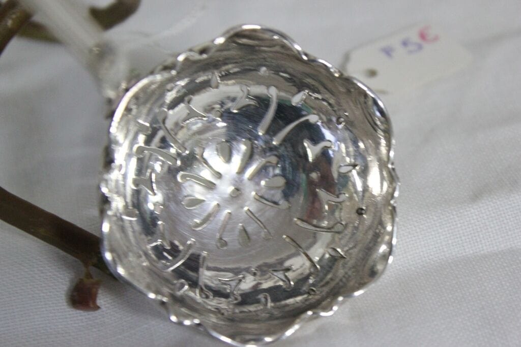 VECCHIO COLINO IN SILVER PLATED / POSATA INGLESE / VINTAGE SUGAR SIFTER SPOON Categoria  Sheffield & Argento