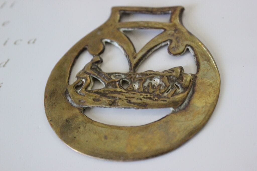 VECCHIO FINIMENTO IN OTTONE PER CAVALLO CON ARATRO /  VINTAGE HORSE BRASS Categoria  Ottone