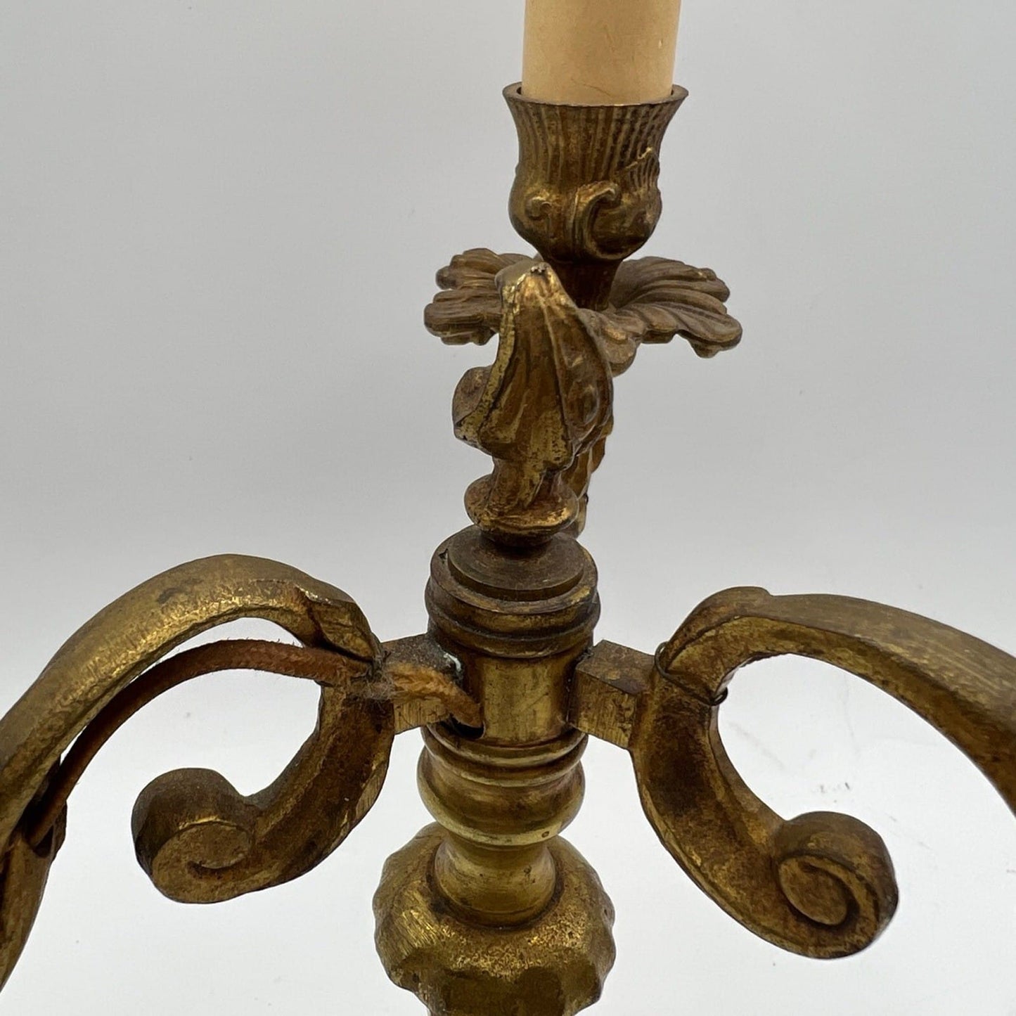 Vecchio Lume A Tre Fiamme In Ottone Lampada Da Tavolo D'epoca Candelabro Bronzo Categoria  Lampade Appliques