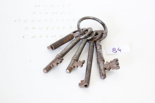 VECCHIO MAZZO DI CHIAVI IN FERRO  CINQUE CHIAVI MISTE x MOBILI  VINTAGE KEYS Categoria  Accessori & Ferramenta d'epoca