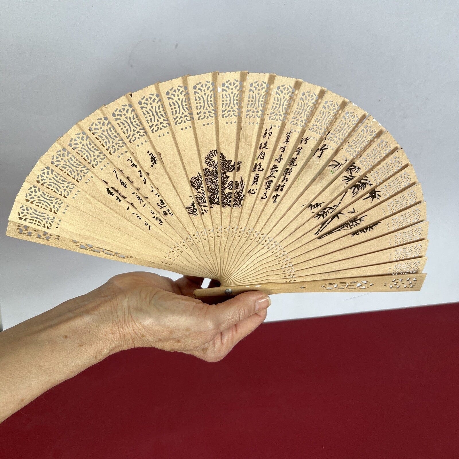 Ventaglio Cinese vintage per signora in legno naturale  traforato dipinto a mano Categoria  Ventagli