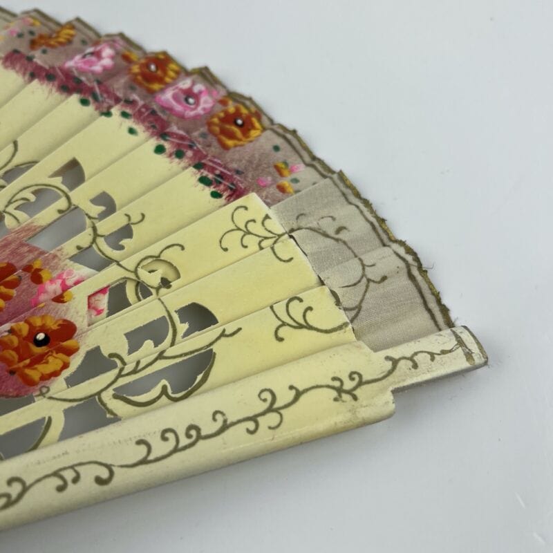 Ventaglio vintage cinese in legno marrone traforato e dipinto a mano tessuto Categoria  Ventagli