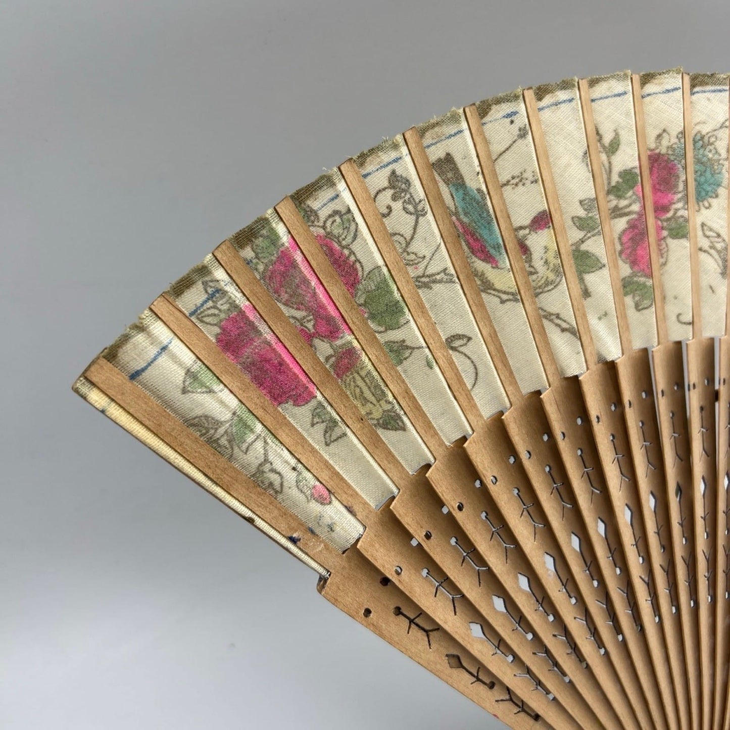 Ventaglio vintage Spagnolo in legno traforato e dipinto a mano tessuto uccelli Categoria  Ventagli