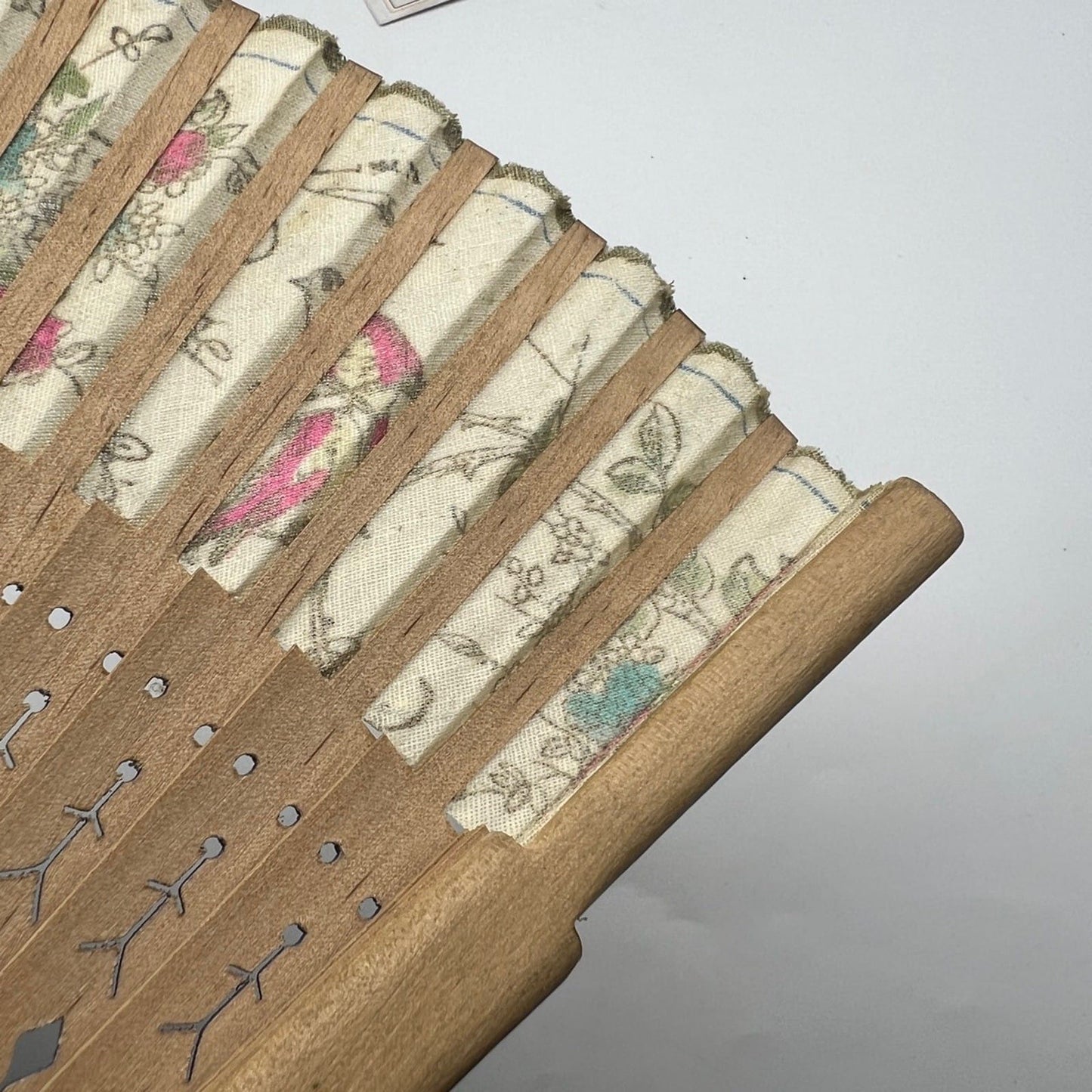 Ventaglio vintage Spagnolo in legno traforato e dipinto a mano tessuto uccelli Categoria  Ventagli