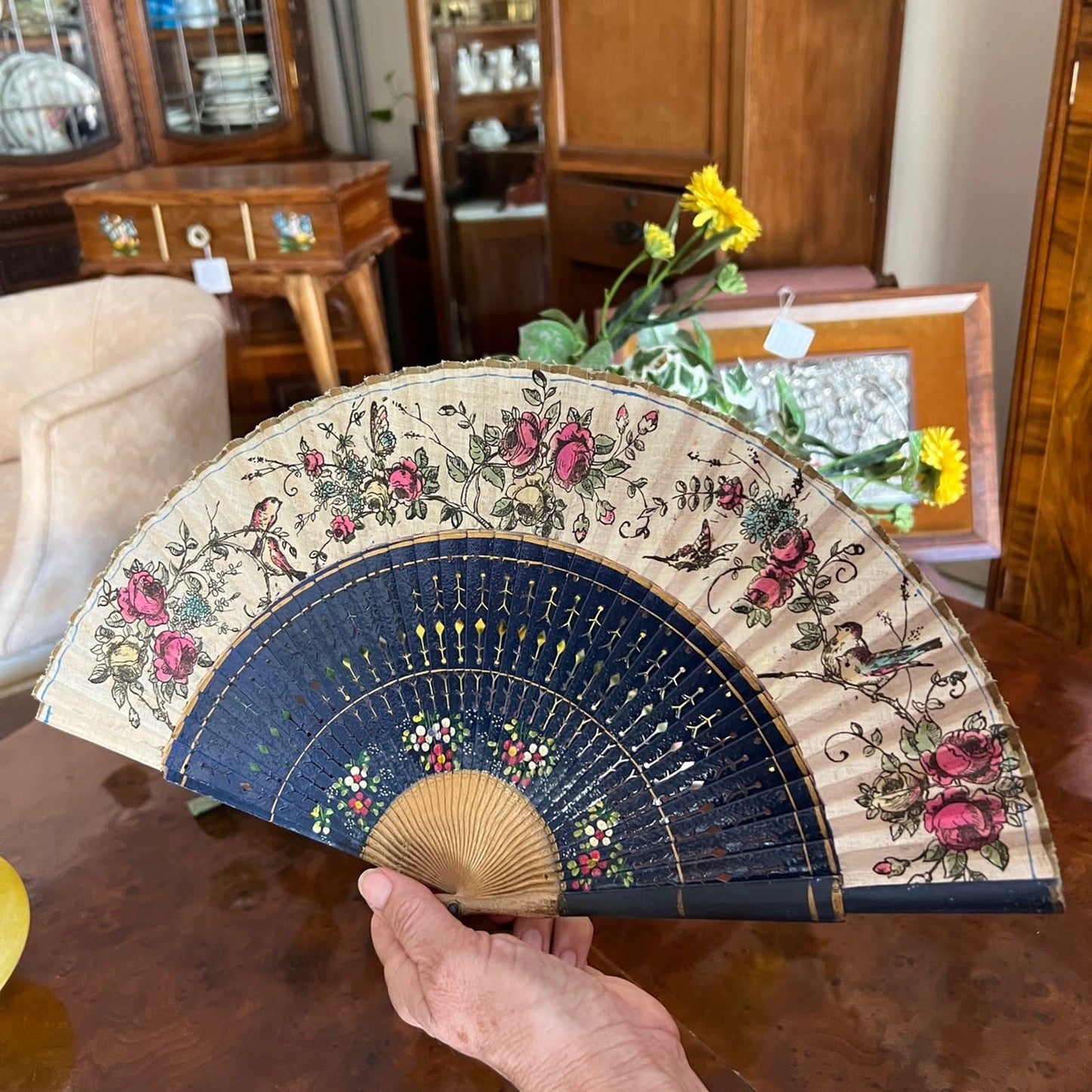 Ventaglio vintage Spagnolo in legno traforato e dipinto a mano tessuto uccelli Categoria  Ventagli