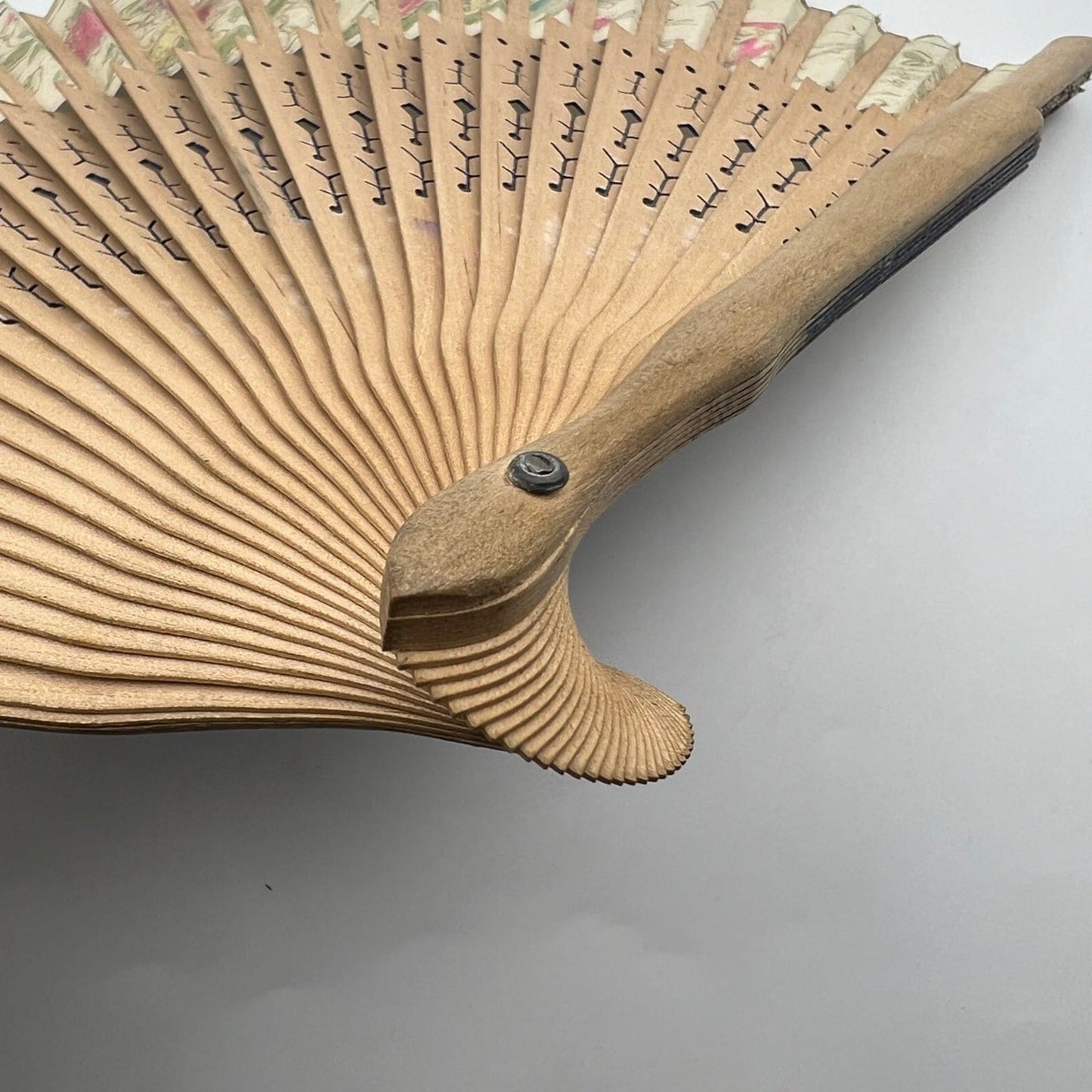 Ventaglio vintage Spagnolo in legno traforato e dipinto a mano tessuto uccelli Categoria  Ventagli