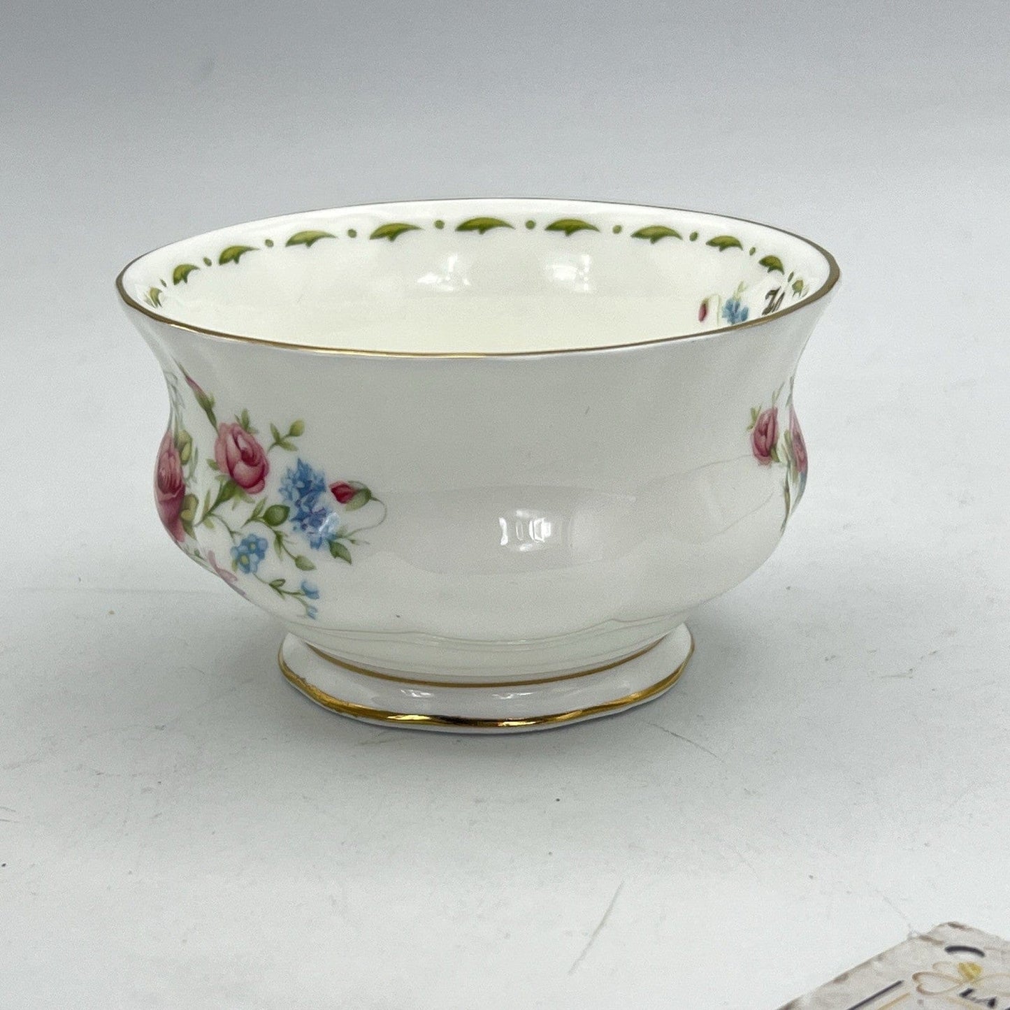 Zuccheriera in porcellana Royal Albert collezione mesi Flowers of the month Categoria  Servizio tazze - Tazze