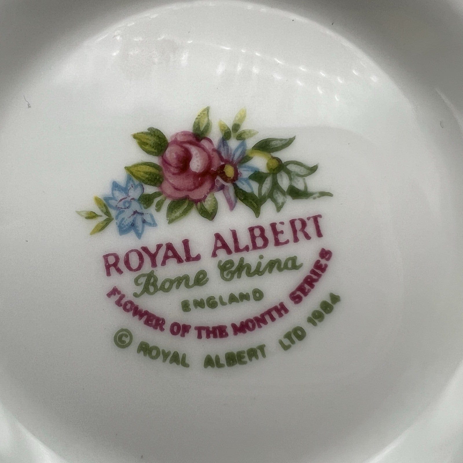 Zuccheriera in porcellana Royal Albert collezione mesi Flowers of the month Categoria  Servizio tazze - Tazze