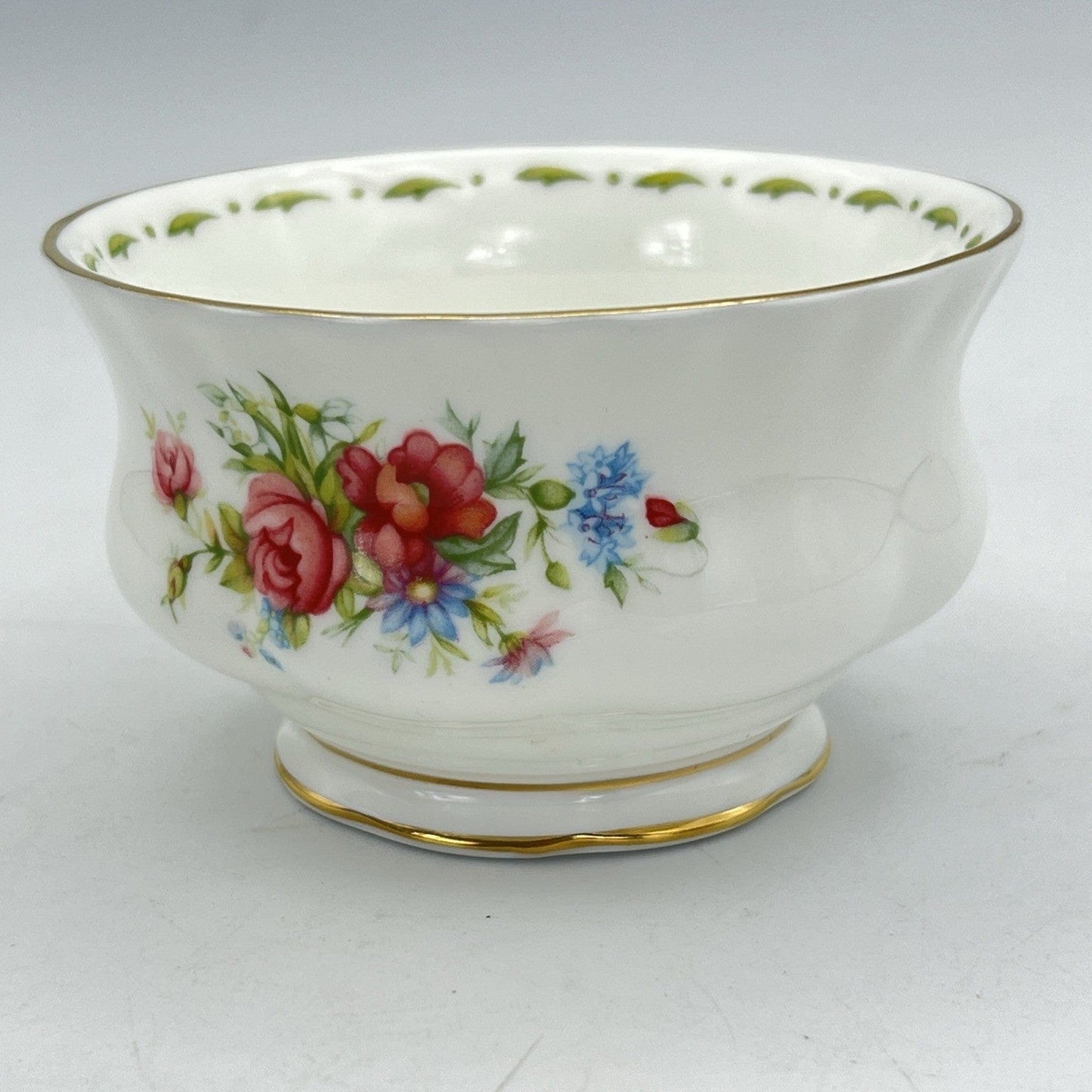 Zuccheriera in porcellana Royal Albert collezione mesi Flowers of the month Categoria  Servizio tazze - Tazze