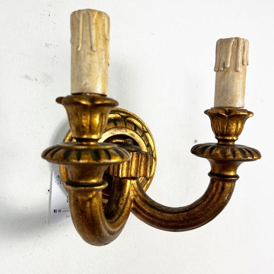 Antico candeliere stile antico da parete applique a due fiamme in legno dorato Lampade Appliques