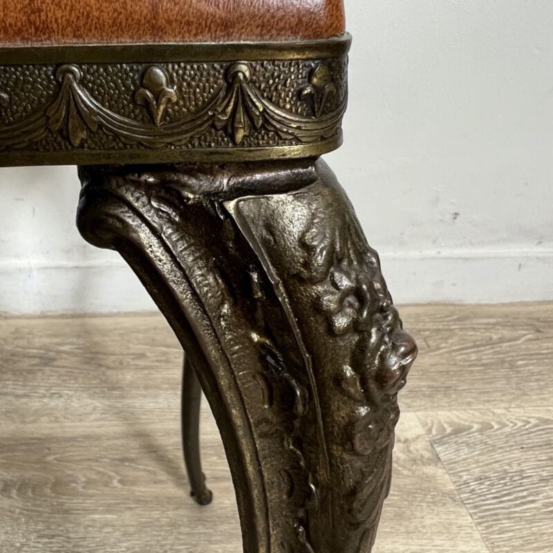 Antico Sgabello vintage poggiapiedi in ottone stile barocco seduta pelle marrone Arredamento