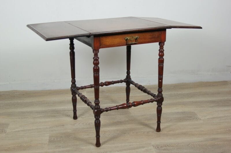 Antico tavolino tavolo con alette a bandelle in legno di noce da salotto '800 Arredamento