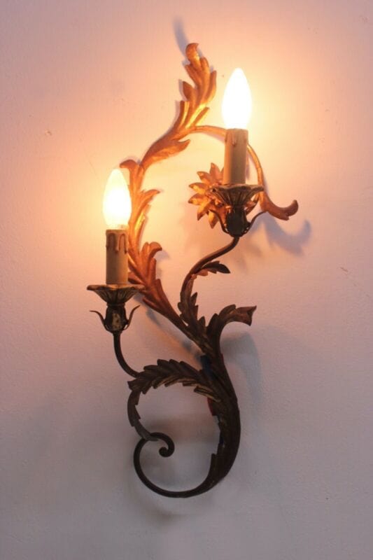 Applique dorato foglie d'acanto a 2 fiamme luci Lampada da parete stile antico . Lampade Appliques