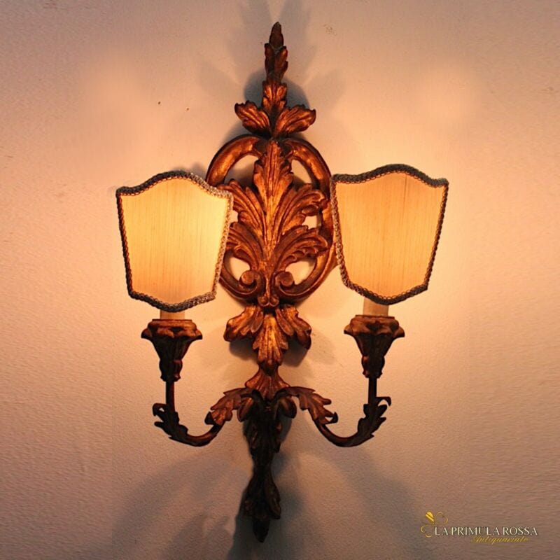 Applique vintage stile antico in legno dorato oro lampada da parete a due luci . Lampade Appliques