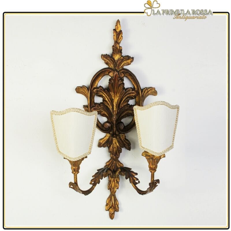 Applique vintage stile antico in legno dorato oro lampada da parete a due luci . Lampade Appliques