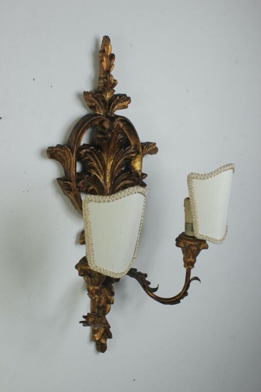 Applique vintage stile antico in legno dorato oro lampada da parete a due luci . Lampade Appliques