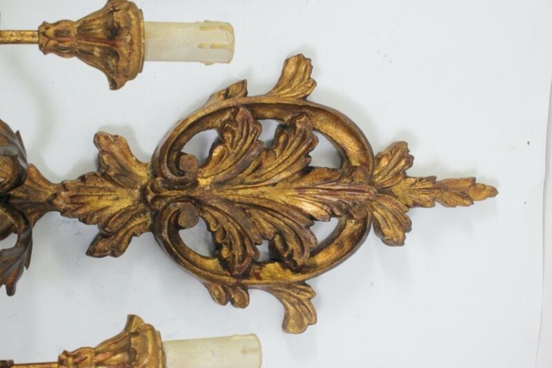 Applique vintage stile antico in legno dorato oro lampada da parete a due luci . Lampade Appliques