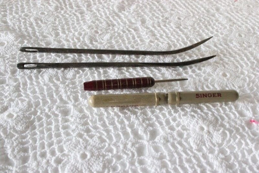 ARNESI VINTAGE DA CUCITO SINGER  + DUE AGHI PER MATERASSO Attrezzi e Strumenti