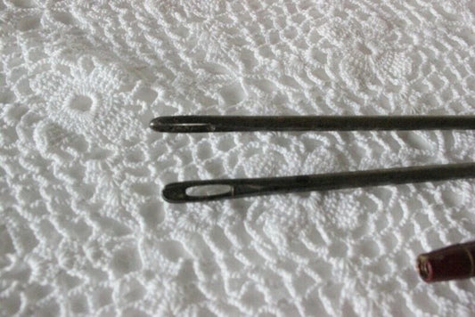 ARNESI VINTAGE DA CUCITO SINGER  + DUE AGHI PER MATERASSO Attrezzi e Strumenti