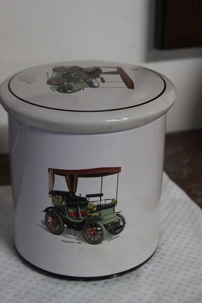 BARATTOLO VINTAGE IN LATTA CON AUTOMOBILE PEUGEOT / old tin box h cm 13 Pubblicità vintage