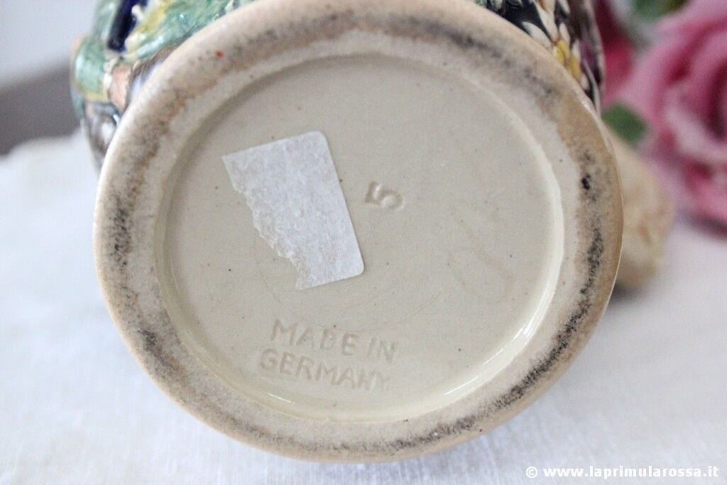 BOCCALE VINTAGE  IN CERAMICA  LAVORAZIONE A BASSORILIEVO DIPINTO A MANO H cm18 Birra & dintorni