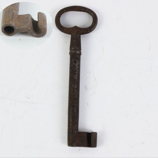 Chiave antica in ferro battuto grande per porta serratura vecchia ferramenta . Restauro