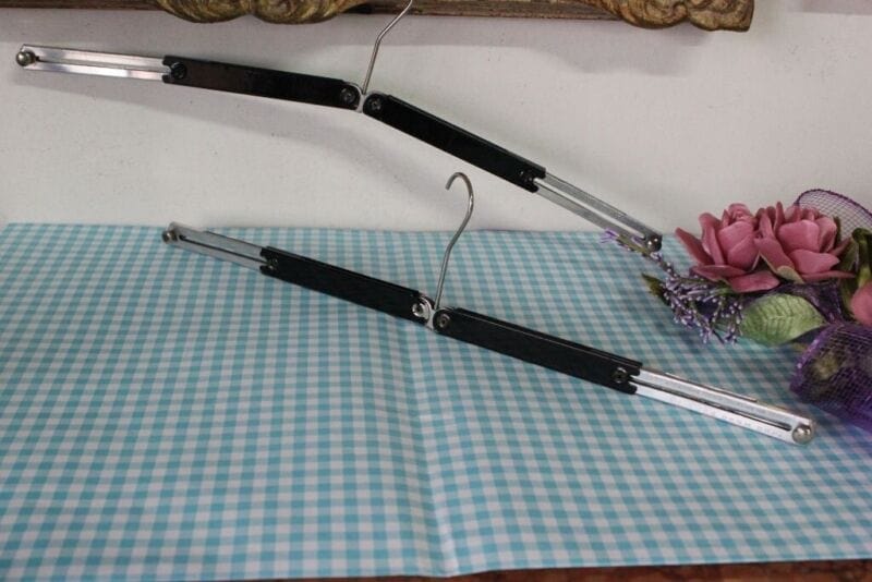 COPPIA DI GRUCCE ANTICHE PIEGHEVOLI  DA VIAGGIO VINTAGE FOLDING CLOTHES HANGERS Attrezzi e Strumenti