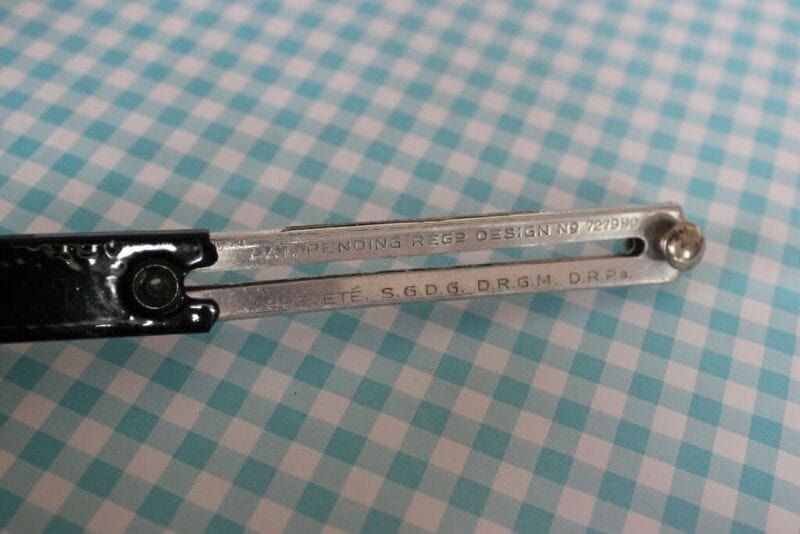 COPPIA DI GRUCCE ANTICHE PIEGHEVOLI  DA VIAGGIO VINTAGE FOLDING CLOTHES HANGERS Attrezzi e Strumenti