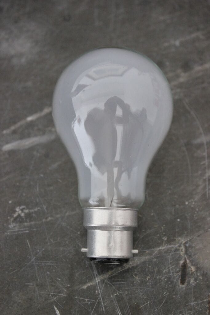COPPIA DI LAMPADINE 40 WATT VETRO OPALE  INNESTO A BAIONETTA B22  DUE LAMPADINA Lampade Appliques