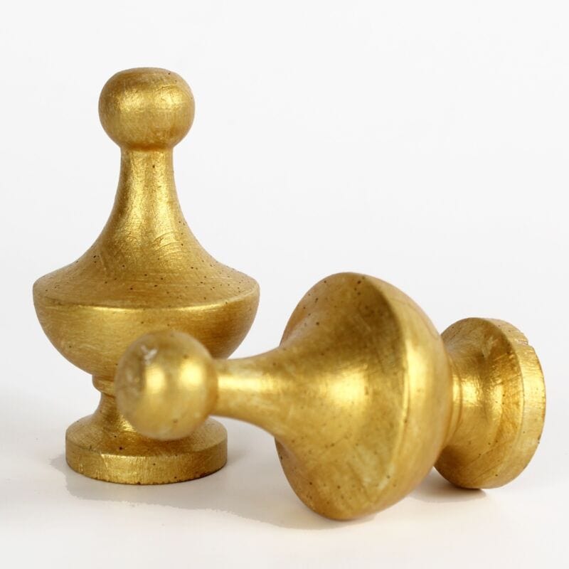 COPPIA DI PUNTALI ARTIGIANALI IN LEGNO DORATO POMOLI STILE ANTICO - TERMINALI Restauro