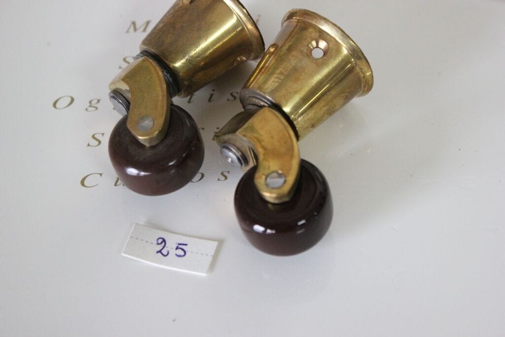 COPPIA DI ROTELLE INGLESI IN CERAMICA PER TAVOLINO '800   FERRAMENTA x  RESTAURO Restauro