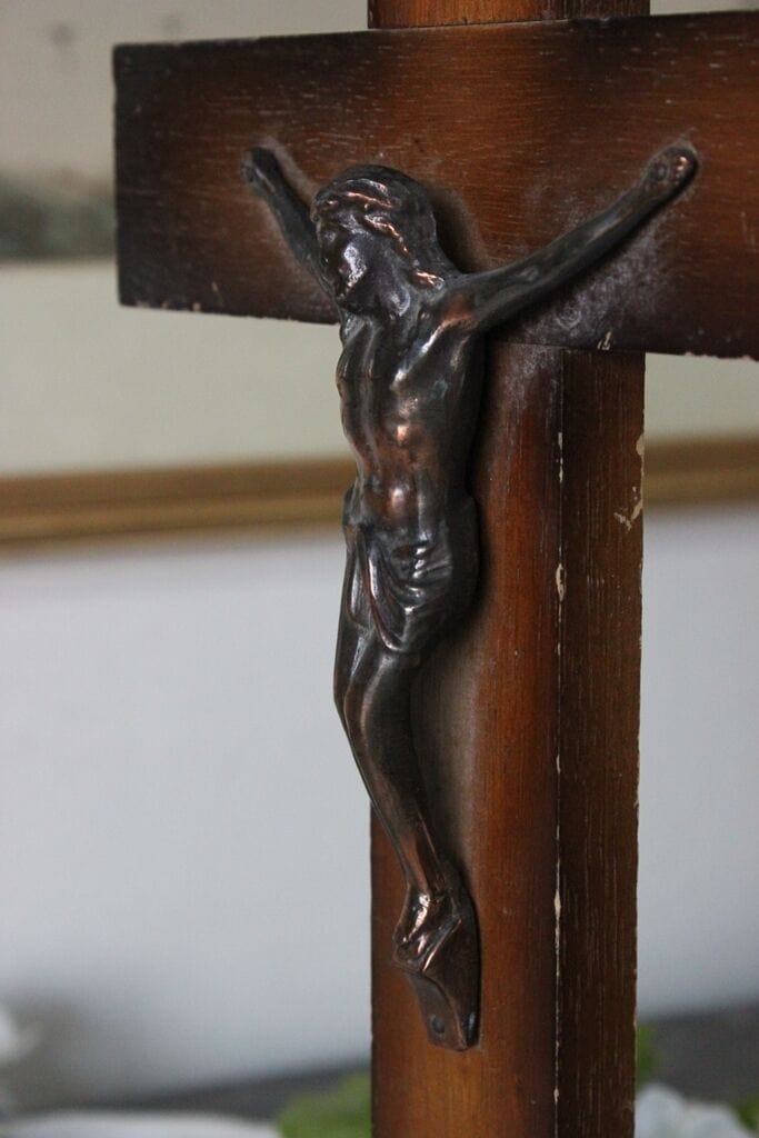 CROCIFISSO VINTAGE  IN LEGNO \ VECCHIA CROCE DA TAVOLO h 35 / CRISTO IN METALLO Oggetti sacri - rosari