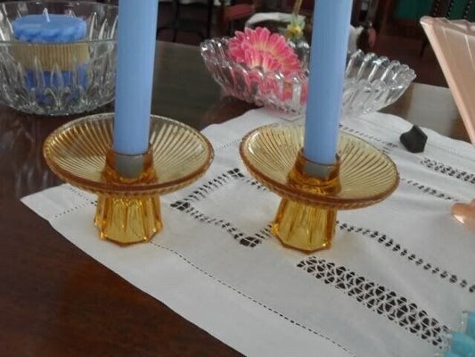 DUE CANDELIERI D'EPOCA IN VETRO GIALLO PORTA CANDELA ANNI '40 PAIR CANDLESTICK Vetri e Cristalli