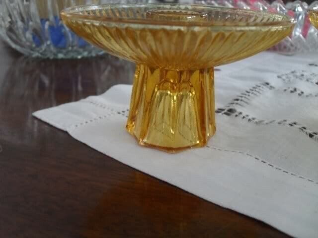 DUE CANDELIERI D'EPOCA IN VETRO GIALLO PORTA CANDELA ANNI '40 PAIR CANDLESTICK Vetri e Cristalli
