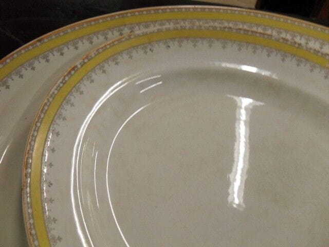 DUE VECCHI GRANDI PIATTI DA PORTATA IN CERAMICA - VASSOI OVALI ANNI '30 Ceramiche e Porcellane