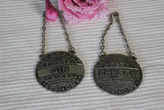 ETICHETTE IN PELTRO VINTAGE GIN E SHERRY x BOTTIGLIA PEWTER DECANTER TAG LABELS Sheffield & Argento