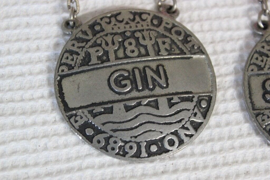 ETICHETTE IN PELTRO VINTAGE GIN E SHERRY x BOTTIGLIA PEWTER DECANTER TAG LABELS Sheffield & Argento