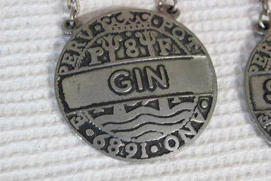 ETICHETTE IN PELTRO VINTAGE GIN E SHERRY x BOTTIGLIA PEWTER DECANTER TAG LABELS Sheffield & Argento