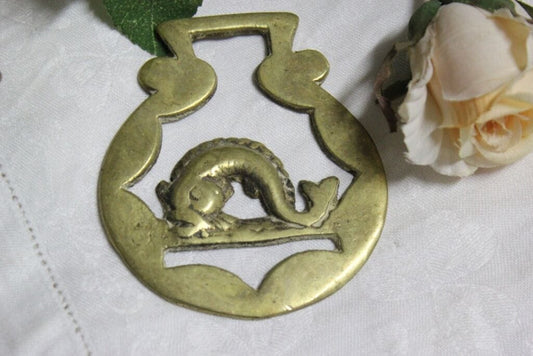 FINIMENTO ANTICO IN OTTONE PER CAVALLO CON DELFINO  VINTAGE DOLPHIN HORSE BRASS Ottone
