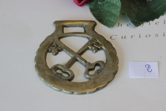 FINIMENTO DECORATIVO D'EPOCA IN OTTONE COPPIA DI CHIAVI VINTAGE KEYS HORSE BRASS Ottone