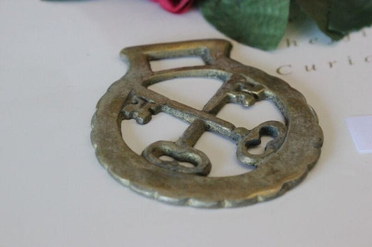 FINIMENTO DECORATIVO D'EPOCA IN OTTONE COPPIA DI CHIAVI VINTAGE KEYS HORSE BRASS Ottone