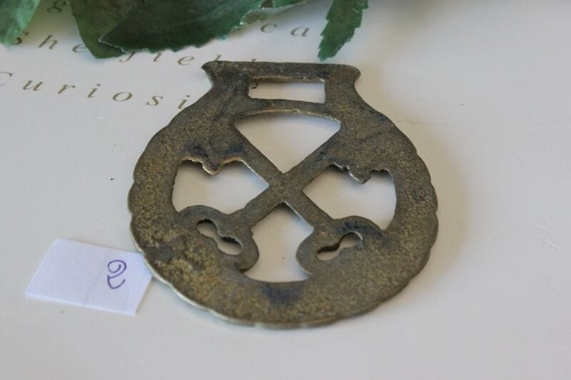 FINIMENTO DECORATIVO D'EPOCA IN OTTONE COPPIA DI CHIAVI VINTAGE KEYS HORSE BRASS Ottone