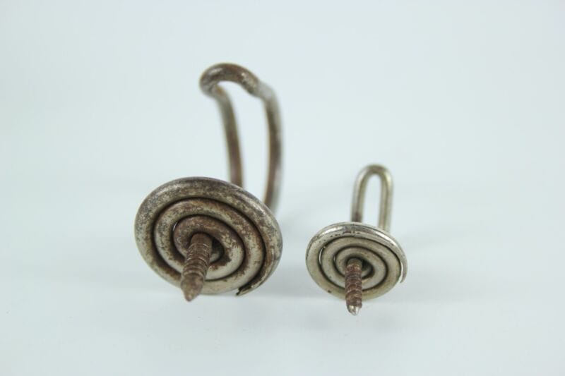 Ganci appendiabiti vintage antichi in metallo ferro con vite per legno shabby Restauro