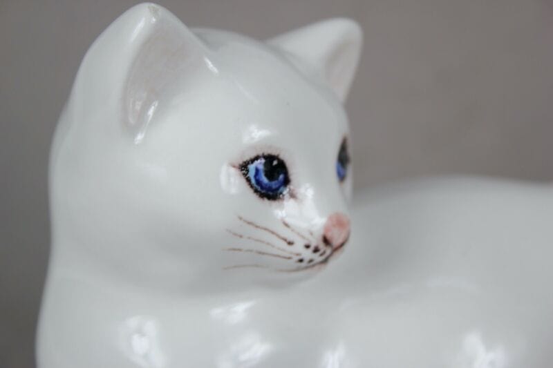 Gatto in ceramica vintage gattino bianco con occhi blu scultura statuina animale Ceramiche e Porcellane