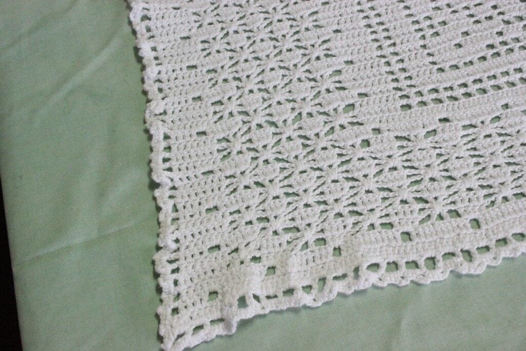 GRANDE CENTRO VINTAGE IN COTONE BIANCO LAVORATO A UNCINETTO cm 85x60 CROCHET Corredo Pizzi e Tessuti